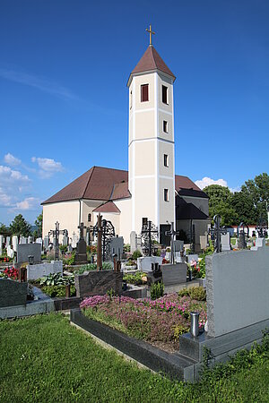 Obritzberg, Pfarrkirche hl. Laurentius, barocker Saalbau mit mittelalterlichen Bauteilen, spätgotischer Chor, frei stehender 6eckiger Turm
